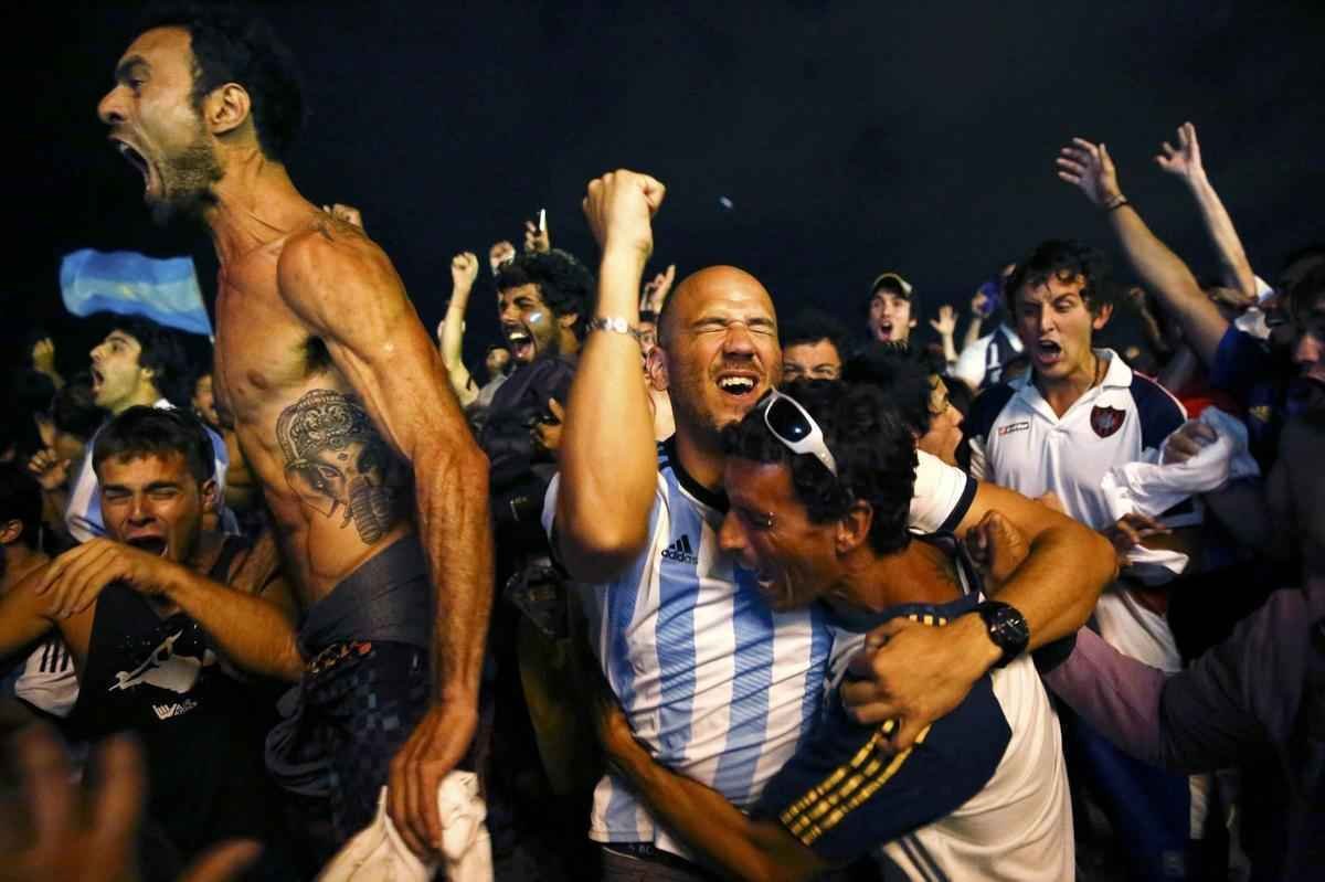 A torcida da Argentina est em peso no Rio de Janeiro, palco da deciso da Copa do Mundo de 2014. E no  em vo. De longe, os albicelestes acompanharam a sofrida vitria nos pnaltis da equipe sobre a Holanda, por 4 a 2, depois de um 0 a 0 no tempo normal em So Paulo. Na tarde do prximo domingo, toda a alegria esbanjada na Praia de Copacabana ser irradiada nos ares do Maracan. A Seleo Argentina tentar seu terceiro ttulo diante da poderosa Alemanha, que atropelou o Brasil com placar que nem mesmo os estilos de jogo das dcadas de 1930 e 1940 poderia abrir espao: 7 a 1. No sbado, brasileiros e holandeses disputam, em Braslia, o posto de terceiro melhor colocado do torneio.