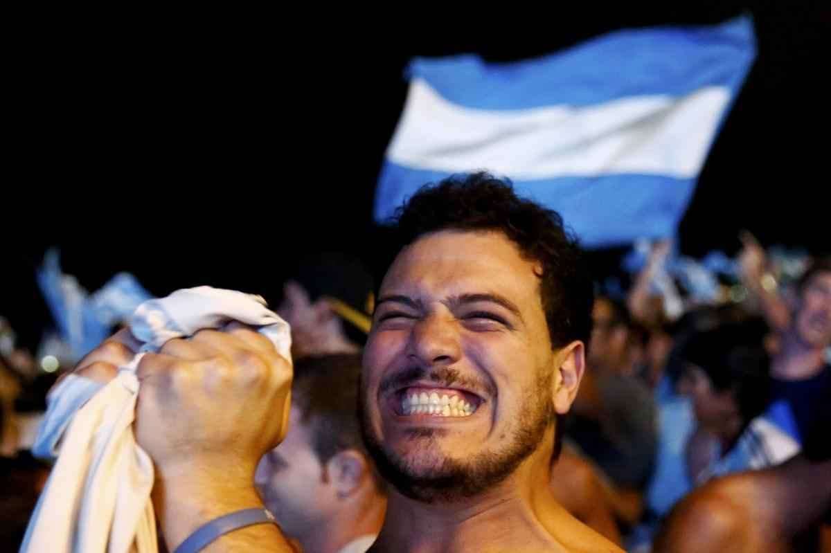 A torcida da Argentina est em peso no Rio de Janeiro, palco da deciso da Copa do Mundo de 2014. E no  em vo. De longe, os albicelestes acompanharam a sofrida vitria nos pnaltis da equipe sobre a Holanda, por 4 a 2, depois de um 0 a 0 no tempo normal em So Paulo. Na tarde do prximo domingo, toda a alegria esbanjada na Praia de Copacabana ser irradiada nos ares do Maracan. A Seleo Argentina tentar seu terceiro ttulo diante da poderosa Alemanha, que atropelou o Brasil com placar que nem mesmo os estilos de jogo das dcadas de 1930 e 1940 poderia abrir espao: 7 a 1. No sbado, brasileiros e holandeses disputam, em Braslia, o posto de terceiro melhor colocado do torneio.