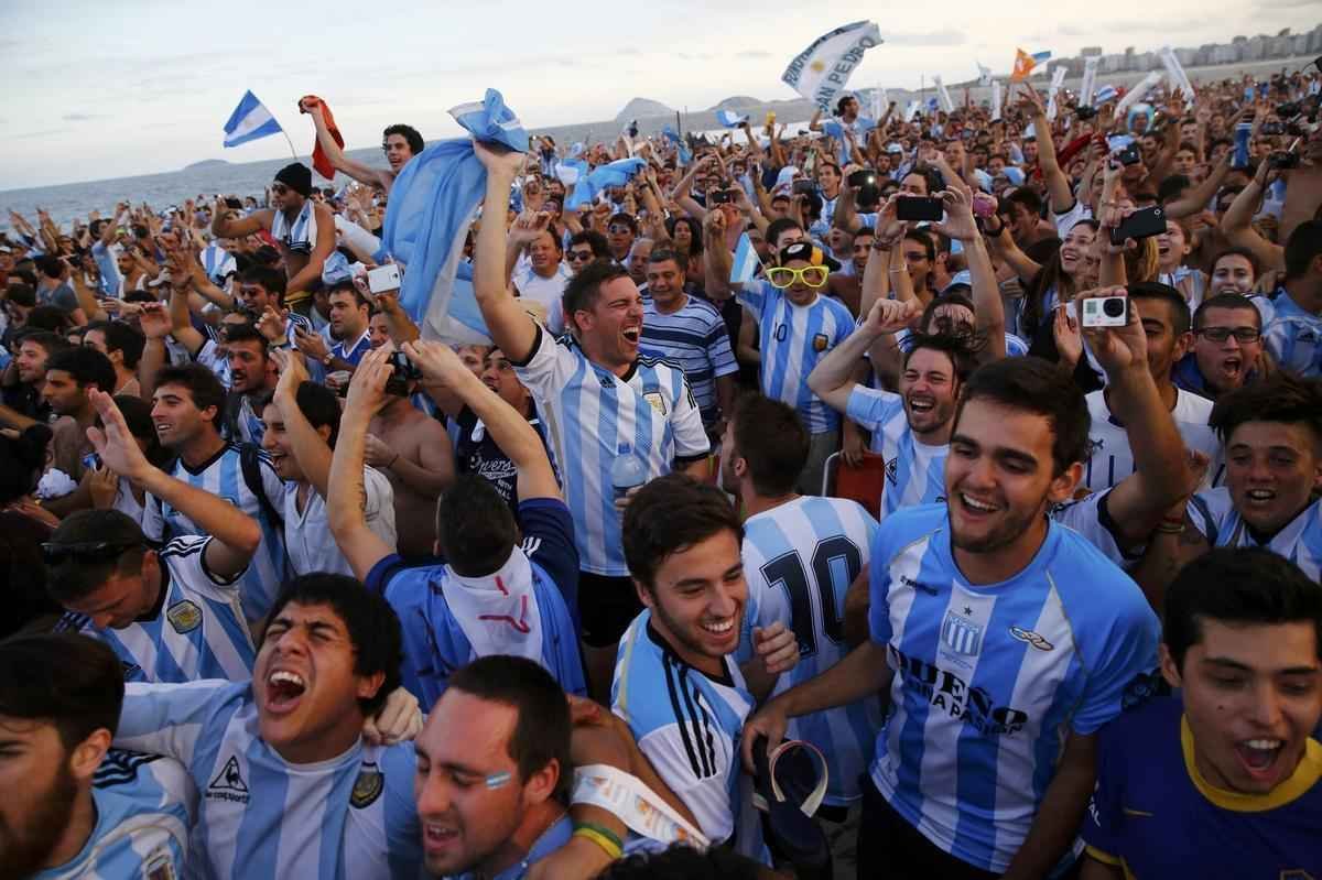 A torcida da Argentina est em peso no Rio de Janeiro, palco da deciso da Copa do Mundo de 2014. E no  em vo. De longe, os albicelestes acompanharam a sofrida vitria nos pnaltis da equipe sobre a Holanda, por 4 a 2, depois de um 0 a 0 no tempo normal em So Paulo. Na tarde do prximo domingo, toda a alegria esbanjada na Praia de Copacabana ser irradiada nos ares do Maracan. A Seleo Argentina tentar seu terceiro ttulo diante da poderosa Alemanha, que atropelou o Brasil com placar que nem mesmo os estilos de jogo das dcadas de 1930 e 1940 poderia abrir espao: 7 a 1. No sbado, brasileiros e holandeses disputam, em Braslia, o posto de terceiro melhor colocado do torneio.