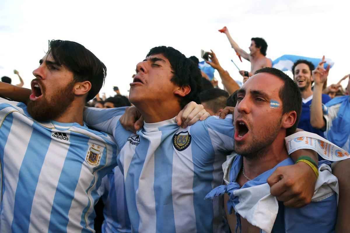 A torcida da Argentina est em peso no Rio de Janeiro, palco da deciso da Copa do Mundo de 2014. E no  em vo. De longe, os albicelestes acompanharam a sofrida vitria nos pnaltis da equipe sobre a Holanda, por 4 a 2, depois de um 0 a 0 no tempo normal em So Paulo. Na tarde do prximo domingo, toda a alegria esbanjada na Praia de Copacabana ser irradiada nos ares do Maracan. A Seleo Argentina tentar seu terceiro ttulo diante da poderosa Alemanha, que atropelou o Brasil com placar que nem mesmo os estilos de jogo das dcadas de 1930 e 1940 poderia abrir espao: 7 a 1. No sbado, brasileiros e holandeses disputam, em Braslia, o posto de terceiro melhor colocado do torneio.