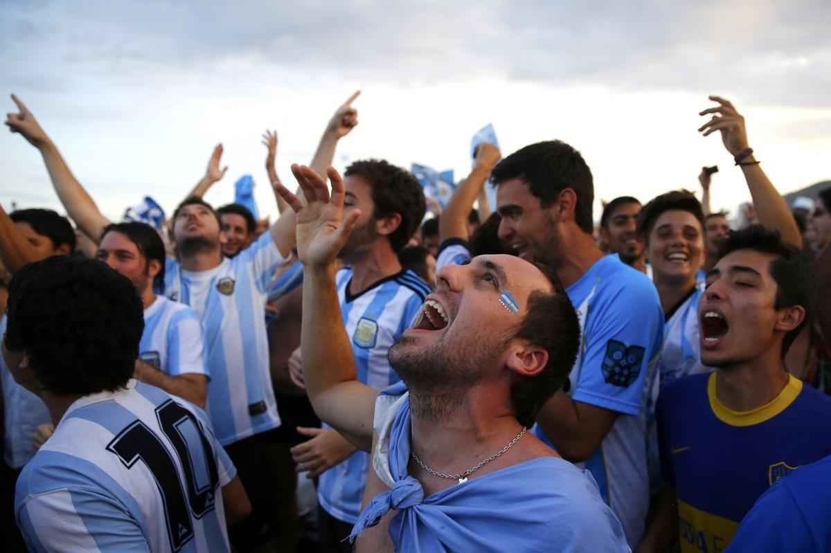 A torcida da Argentina est em peso no Rio de Janeiro, palco da deciso da Copa do Mundo de 2014. E no  em vo. De longe, os albicelestes acompanharam a sofrida vitria nos pnaltis da equipe sobre a Holanda, por 4 a 2, depois de um 0 a 0 no tempo normal em So Paulo. Na tarde do prximo domingo, toda a alegria esbanjada na Praia de Copacabana ser irradiada nos ares do Maracan. A Seleo Argentina tentar seu terceiro ttulo diante da poderosa Alemanha, que atropelou o Brasil com placar que nem mesmo os estilos de jogo das dcadas de 1930 e 1940 poderia abrir espao: 7 a 1. No sbado, brasileiros e holandeses disputam, em Braslia, o posto de terceiro melhor colocado do torneio.