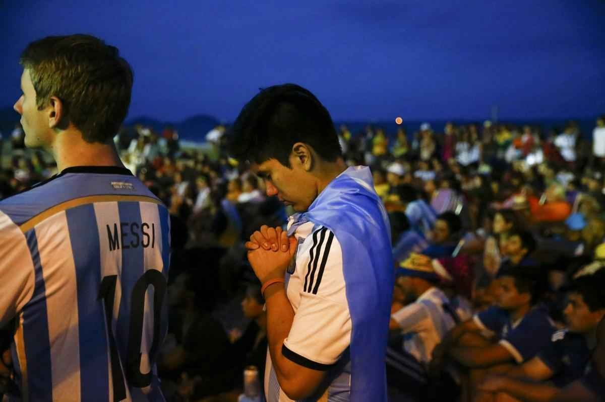 A torcida da Argentina est em peso no Rio de Janeiro, palco da deciso da Copa do Mundo de 2014. E no  em vo. De longe, os albicelestes acompanharam a sofrida vitria nos pnaltis da equipe sobre a Holanda, por 4 a 2, depois de um 0 a 0 no tempo normal em So Paulo. Na tarde do prximo domingo, toda a alegria esbanjada na Praia de Copacabana ser irradiada nos ares do Maracan. A Seleo Argentina tentar seu terceiro ttulo diante da poderosa Alemanha, que atropelou o Brasil com placar que nem mesmo os estilos de jogo das dcadas de 1930 e 1940 poderia abrir espao: 7 a 1. No sbado, brasileiros e holandeses disputam, em Braslia, o posto de terceiro melhor colocado do torneio.