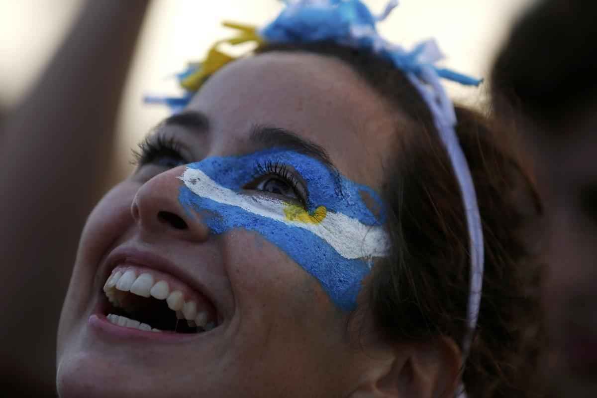 A torcida da Argentina est em peso no Rio de Janeiro, palco da deciso da Copa do Mundo de 2014. E no  em vo. De longe, os albicelestes acompanharam a sofrida vitria nos pnaltis da equipe sobre a Holanda, por 4 a 2, depois de um 0 a 0 no tempo normal em So Paulo. Na tarde do prximo domingo, toda a alegria esbanjada na Praia de Copacabana ser irradiada nos ares do Maracan. A Seleo Argentina tentar seu terceiro ttulo diante da poderosa Alemanha, que atropelou o Brasil com placar que nem mesmo os estilos de jogo das dcadas de 1930 e 1940 poderia abrir espao: 7 a 1. No sbado, brasileiros e holandeses disputam, em Braslia, o posto de terceiro melhor colocado do torneio.