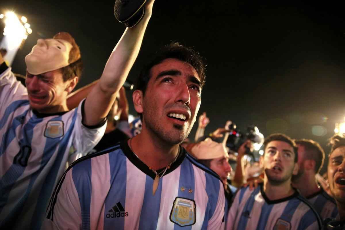 A torcida da Argentina est em peso no Rio de Janeiro, palco da deciso da Copa do Mundo de 2014. E no  em vo. De longe, os albicelestes acompanharam a sofrida vitria nos pnaltis da equipe sobre a Holanda, por 4 a 2, depois de um 0 a 0 no tempo normal em So Paulo. Na tarde do prximo domingo, toda a alegria esbanjada na Praia de Copacabana ser irradiada nos ares do Maracan. A Seleo Argentina tentar seu terceiro ttulo diante da poderosa Alemanha, que atropelou o Brasil com placar que nem mesmo os estilos de jogo das dcadas de 1930 e 1940 poderia abrir espao: 7 a 1. No sbado, brasileiros e holandeses disputam, em Braslia, o posto de terceiro melhor colocado do torneio.
