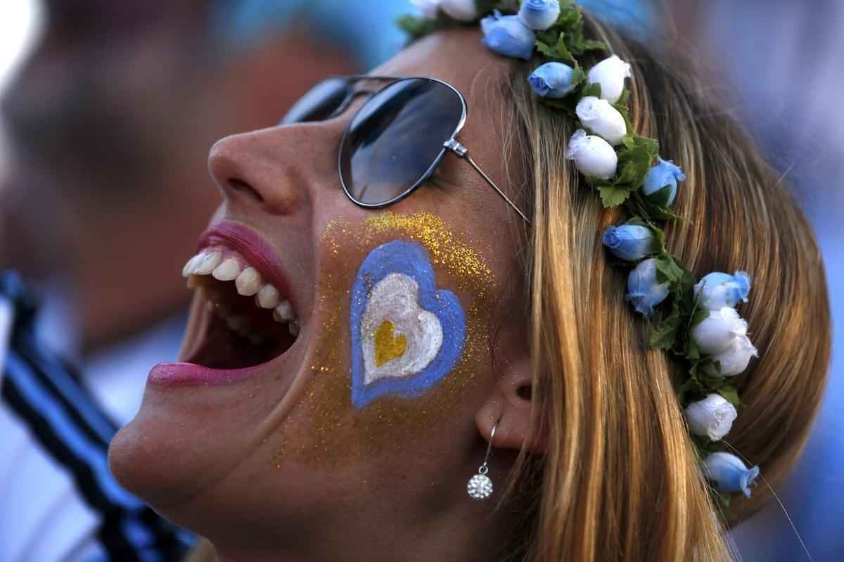 A torcida da Argentina est em peso no Rio de Janeiro, palco da deciso da Copa do Mundo de 2014. E no  em vo. De longe, os albicelestes acompanharam a sofrida vitria nos pnaltis da equipe sobre a Holanda, por 4 a 2, depois de um 0 a 0 no tempo normal em So Paulo. Na tarde do prximo domingo, toda a alegria esbanjada na Praia de Copacabana ser irradiada nos ares do Maracan. A Seleo Argentina tentar seu terceiro ttulo diante da poderosa Alemanha, que atropelou o Brasil com placar que nem mesmo os estilos de jogo das dcadas de 1930 e 1940 poderia abrir espao: 7 a 1. No sbado, brasileiros e holandeses disputam, em Braslia, o posto de terceiro melhor colocado do torneio.