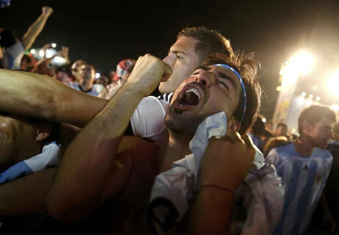 A torcida da Argentina est em peso no Rio de Janeiro, palco da deciso da Copa do Mundo de 2014. E no  em vo. De longe, os albicelestes acompanharam a sofrida vitria nos pnaltis da equipe sobre a Holanda, por 4 a 2, depois de um 0 a 0 no tempo normal em So Paulo. Na tarde do prximo domingo, toda a alegria esbanjada na Praia de Copacabana ser irradiada nos ares do Maracan. A Seleo Argentina tentar seu terceiro ttulo diante da poderosa Alemanha, que atropelou o Brasil com placar que nem mesmo os estilos de jogo das dcadas de 1930 e 1940 poderia abrir espao: 7 a 1. No sbado, brasileiros e holandeses disputam, em Braslia, o posto de terceiro melhor colocado do torneio.