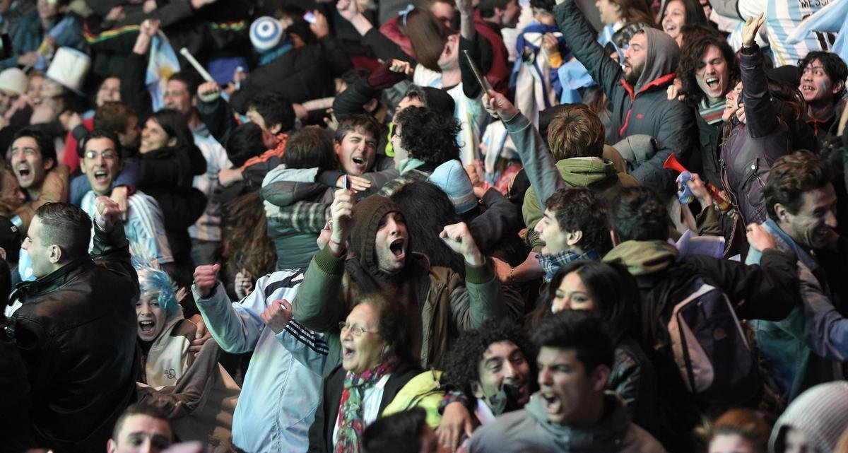 Principal avenida da capital argentina foi tomada por milhares de torcedores