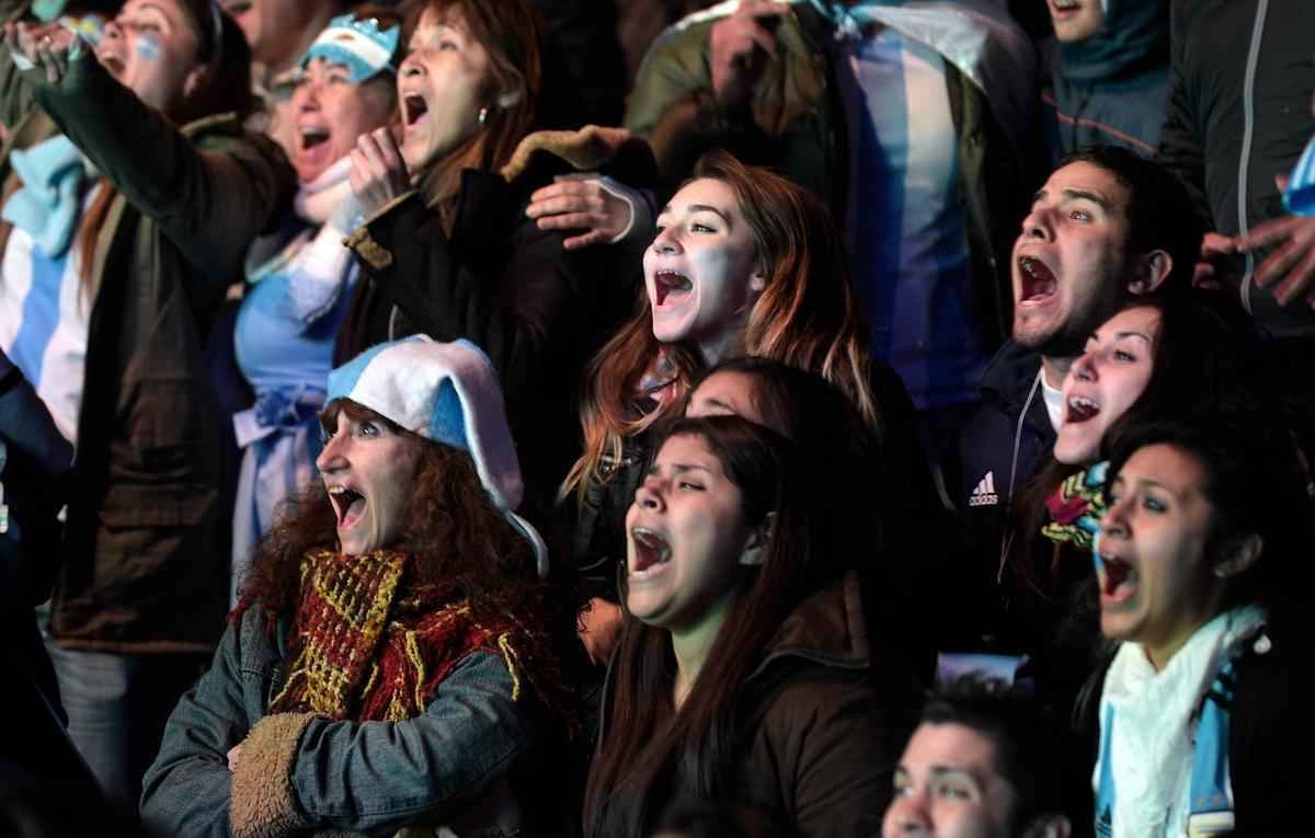 Principal avenida da capital argentina foi tomada por milhares de torcedores