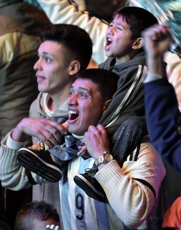 Principal avenida da capital argentina foi tomada por milhares de torcedores