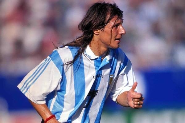 Claudio Caniggia - atuou nas Copas de 1990, 1994 e 2002. Se recusou a cortar o cabelo em 1998 e foi deixado fora da Copa por Daniel Passarela 