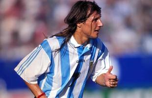 Claudio Caniggia - atuou nas Copas de 1990, 1994 e 2002. Se recusou a cortar o cabelo em 1998 e foi deixado fora da Copa por Daniel Passarela 