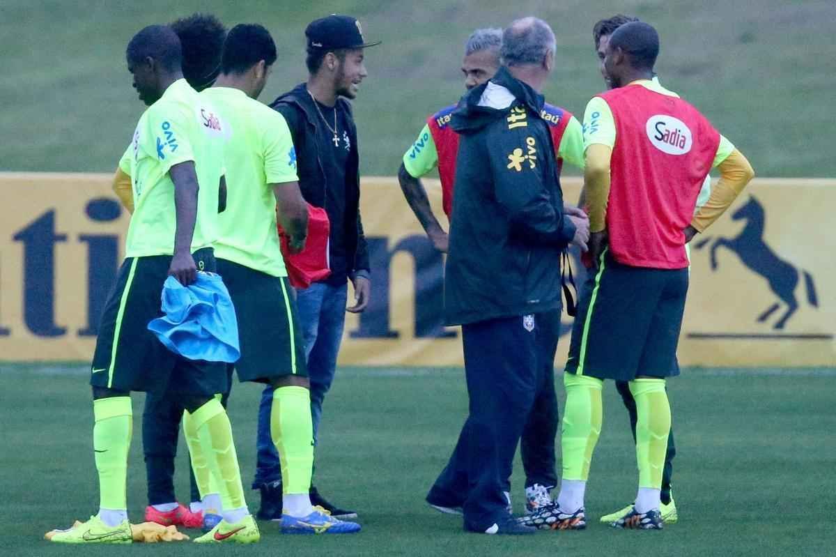 Imagens do reencontro de Neymar com companheiros da Seleo