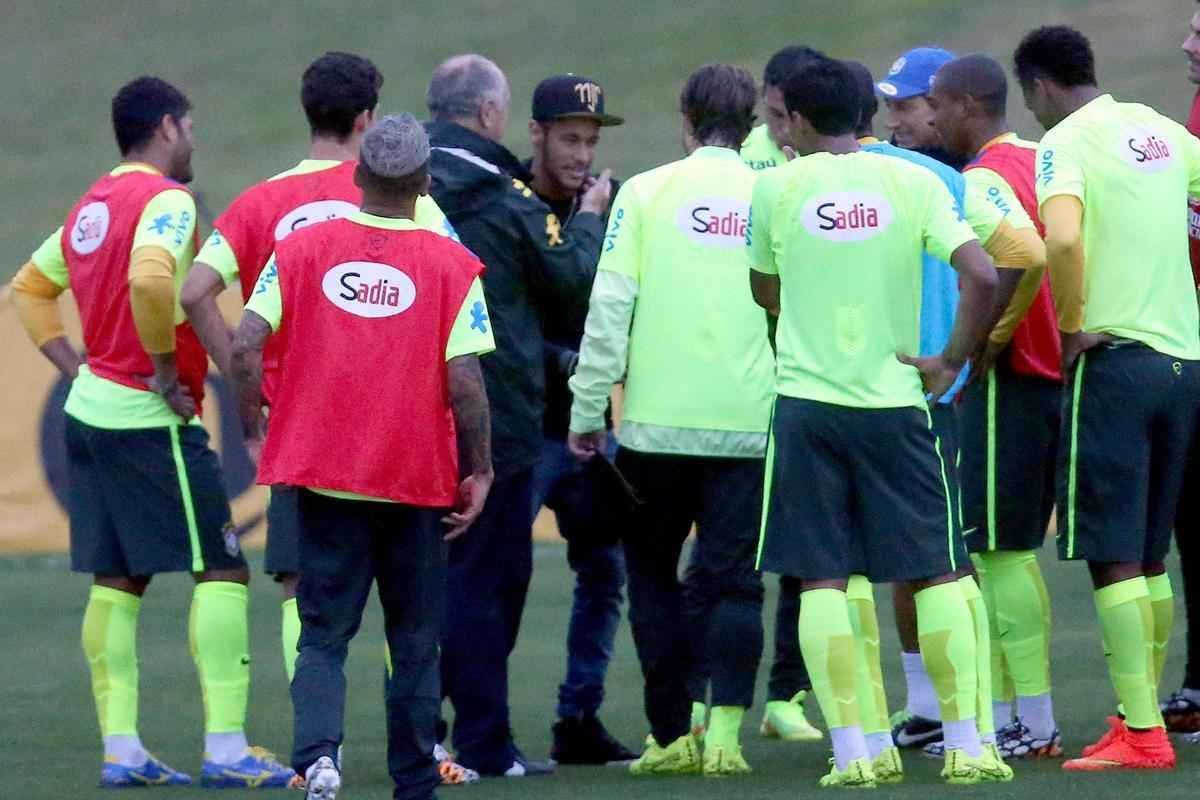 Imagens do reencontro de Neymar com companheiros da Seleo