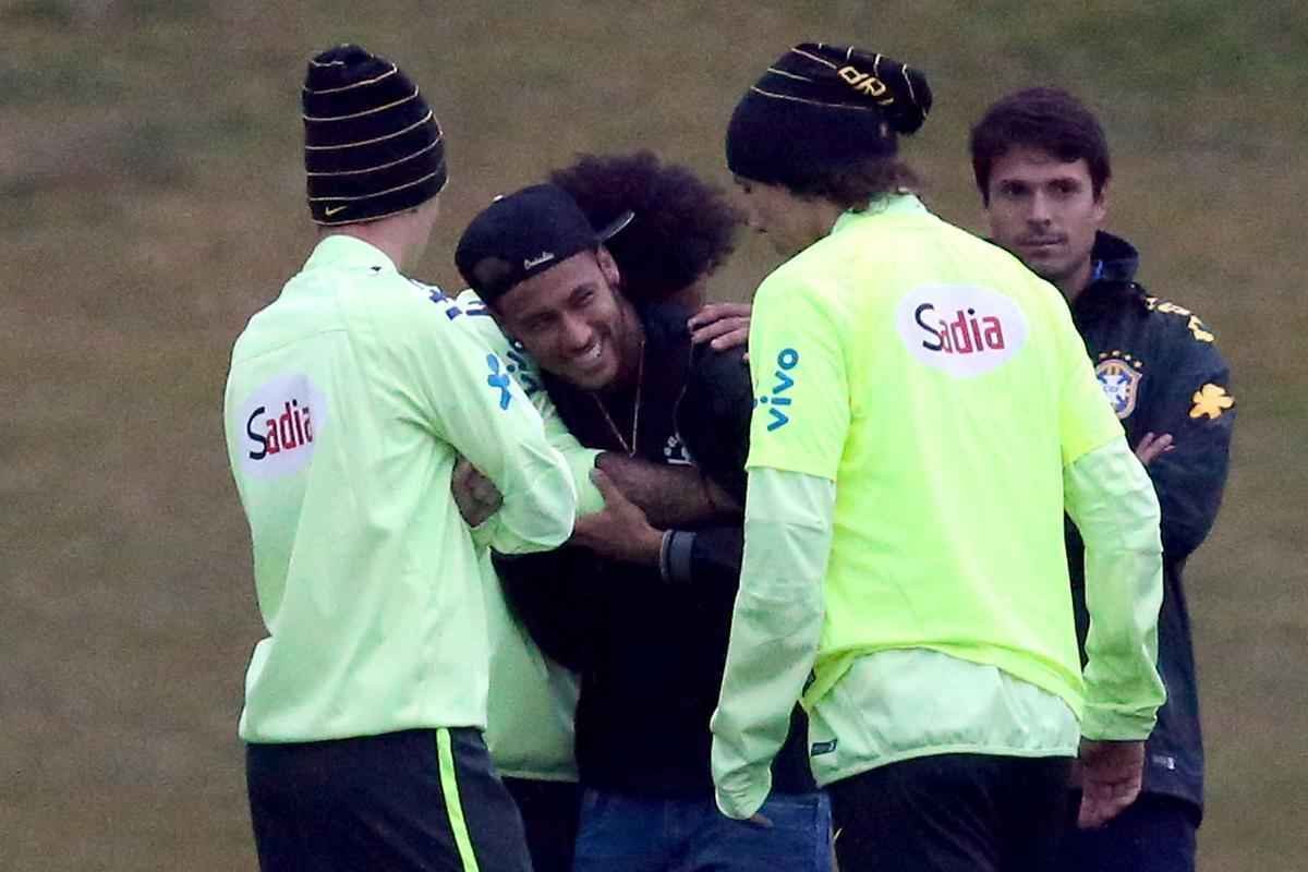 Imagens do reencontro de Neymar com companheiros da Seleo