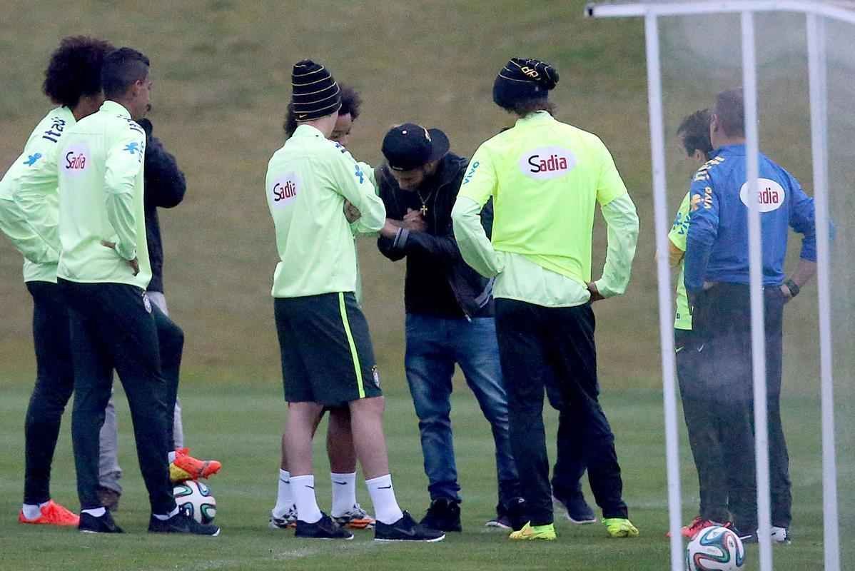 Imagens do reencontro de Neymar com companheiros da Seleo