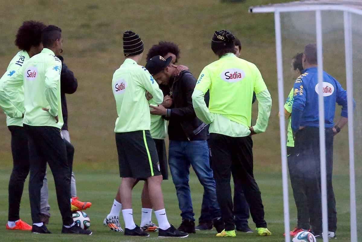 Imagens do reencontro de Neymar com companheiros da Seleo