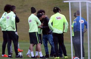 Imagens do reencontro de Neymar com companheiros da Seleo