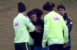 Imagens do reencontro de Neymar com companheiros da Seleo