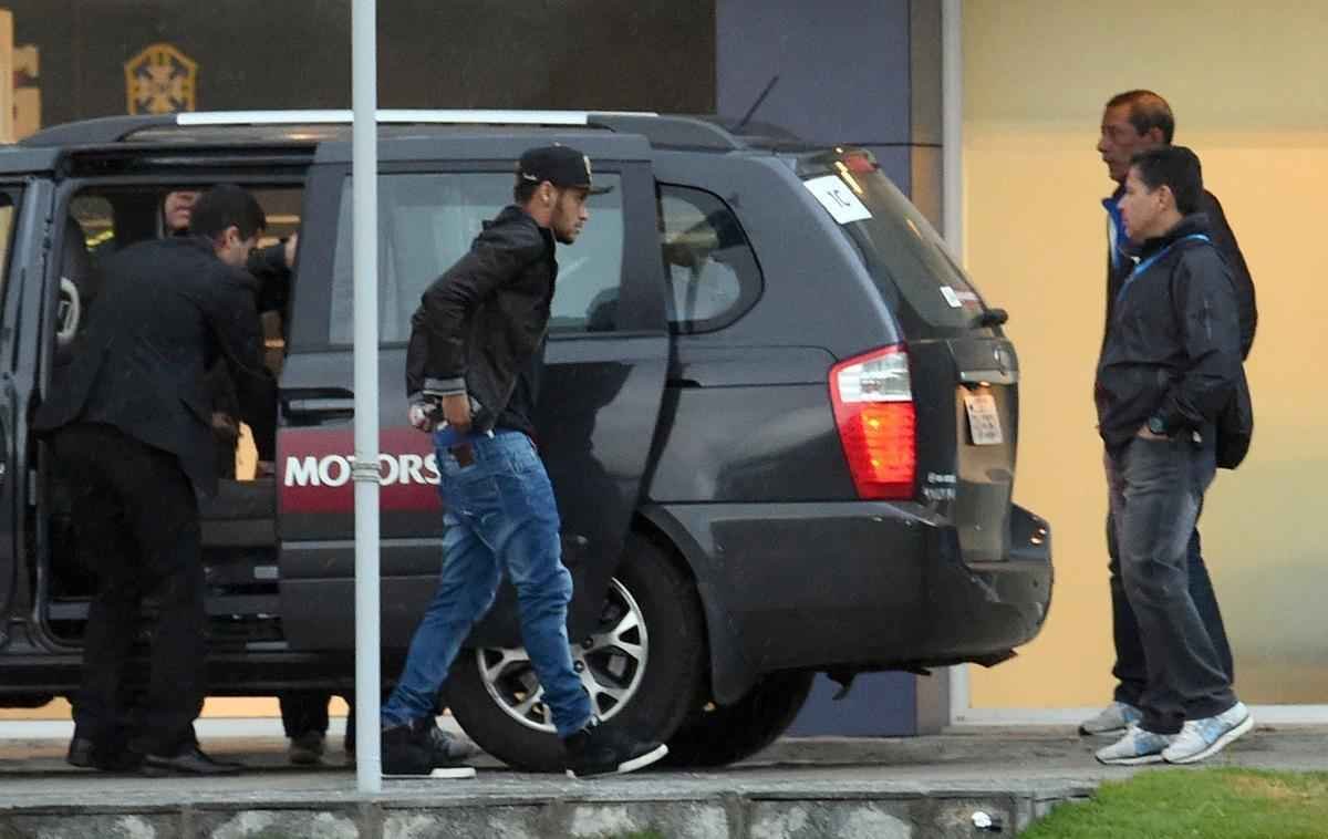 Imagens do reencontro de Neymar com companheiros da Seleo