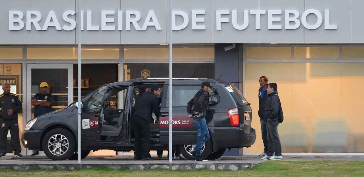 Imagens do reencontro de Neymar com companheiros da Seleo