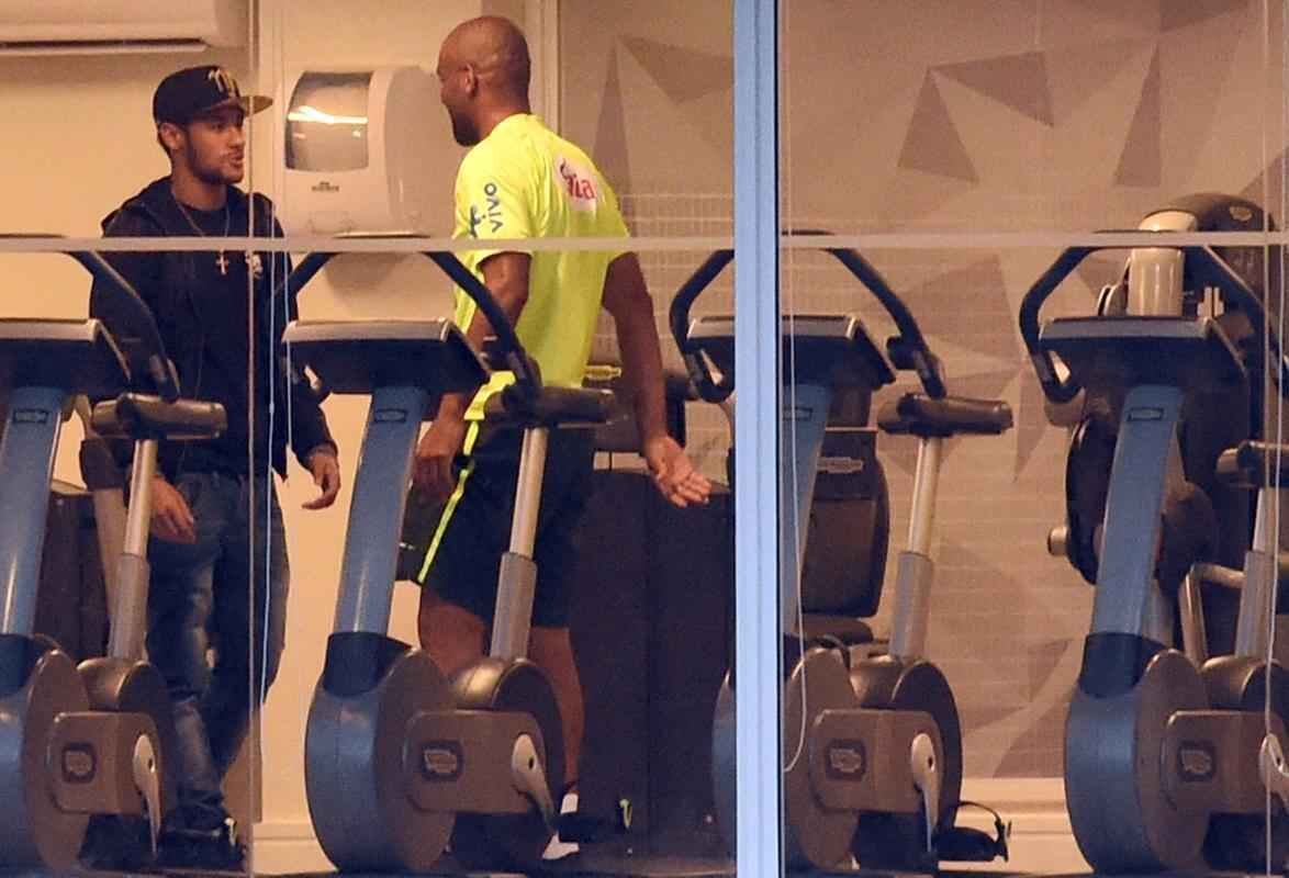Imagens do reencontro de Neymar com companheiros da Seleo