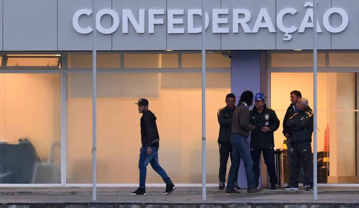 Imagens do reencontro de Neymar com companheiros da Seleo
