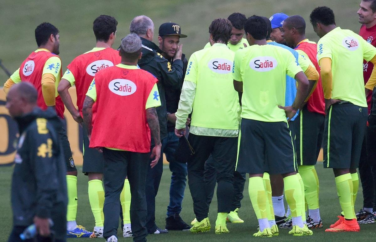 Imagens do reencontro de Neymar com companheiros da Seleo