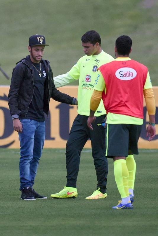 Imagens do reencontro de Neymar com companheiros da Seleo