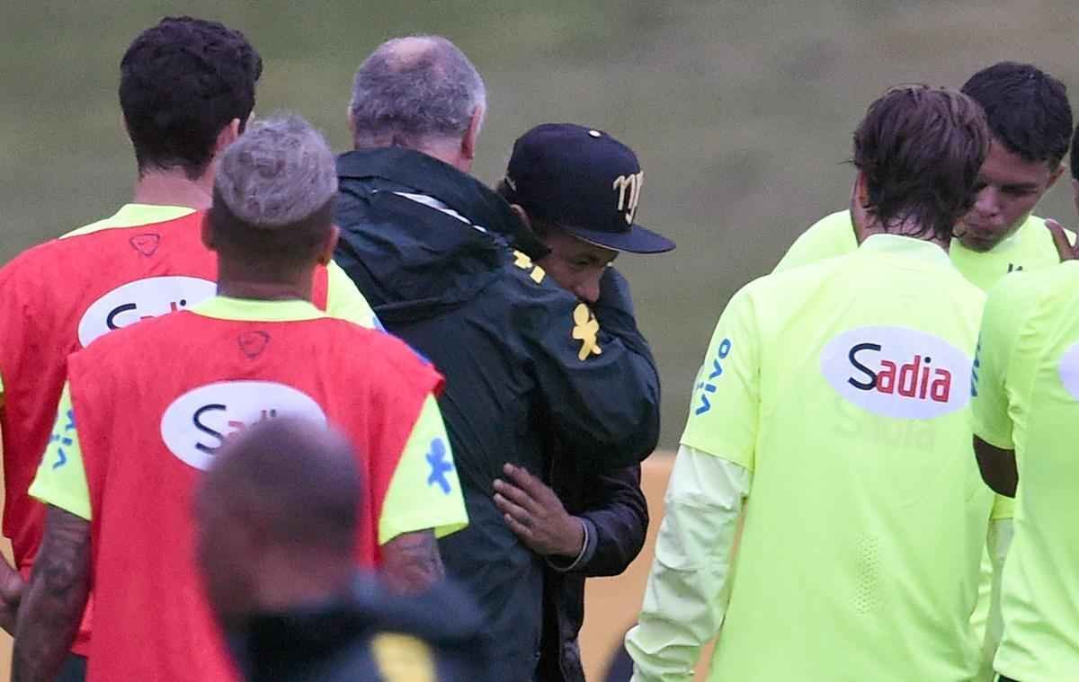 Imagens do reencontro de Neymar com companheiros da Seleo