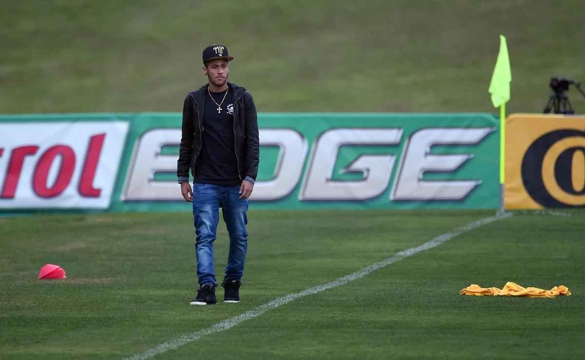 Imagens do reencontro de Neymar com companheiros da Seleo