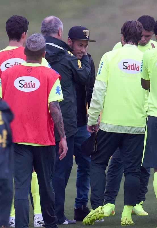 Imagens do reencontro de Neymar com companheiros da Seleo