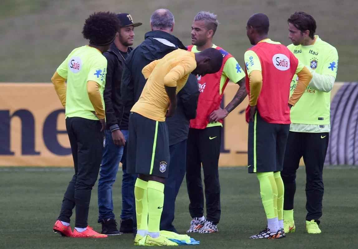 Imagens do reencontro de Neymar com companheiros da Seleo