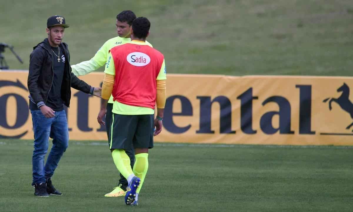 Imagens do reencontro de Neymar com companheiros da Seleo