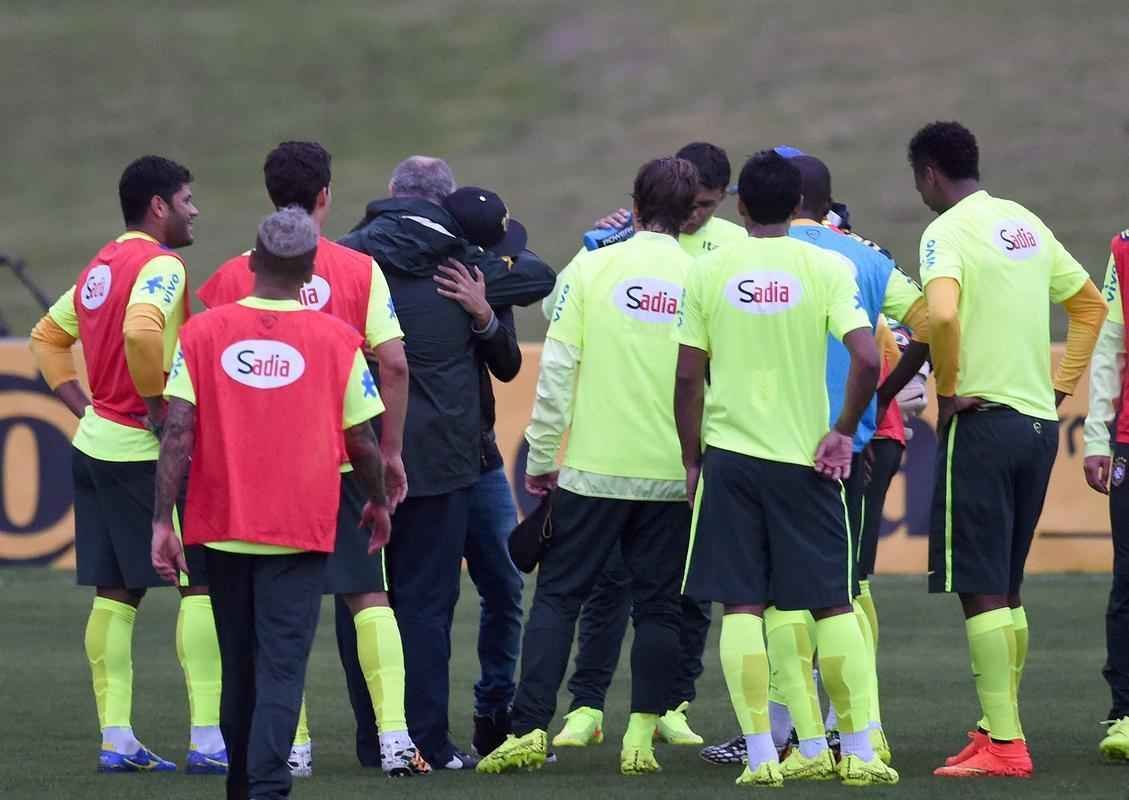 Imagens do reencontro de Neymar com companheiros da Seleo
