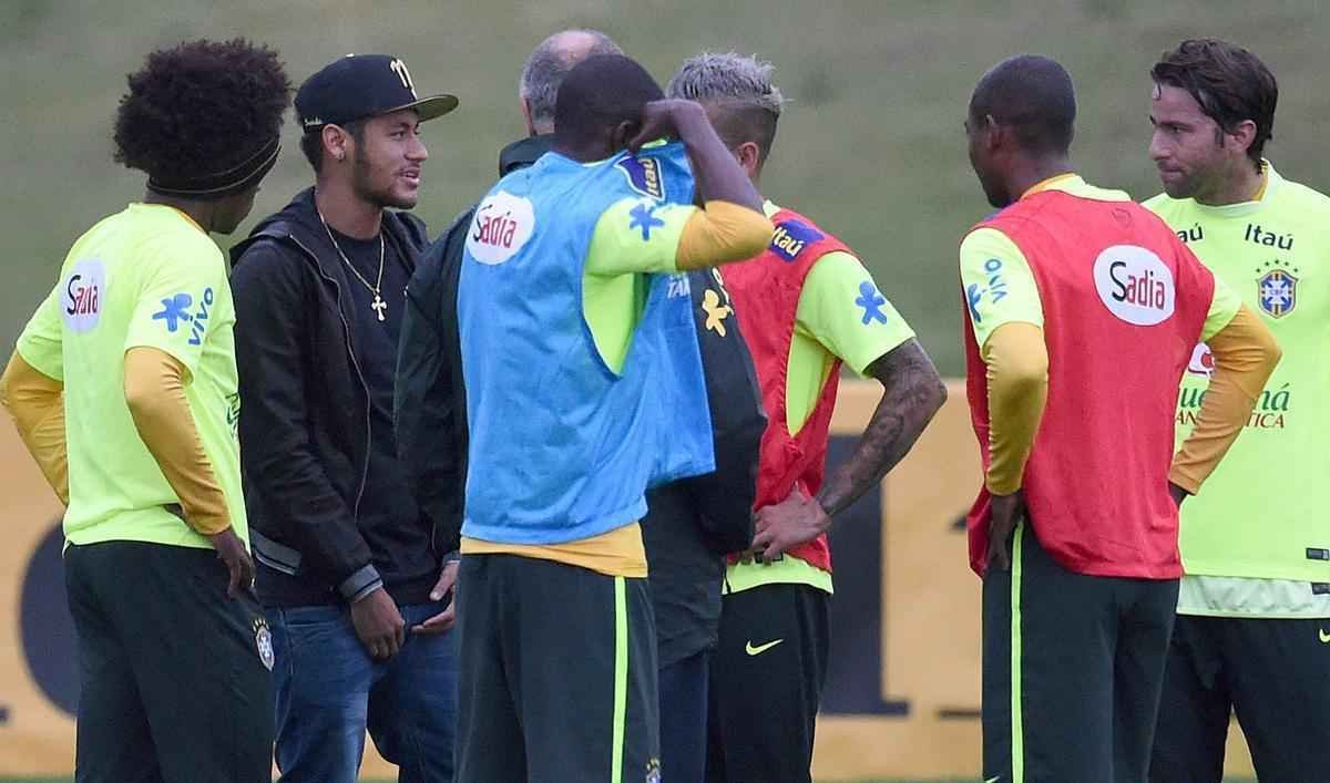 Imagens do reencontro de Neymar com companheiros da Seleo