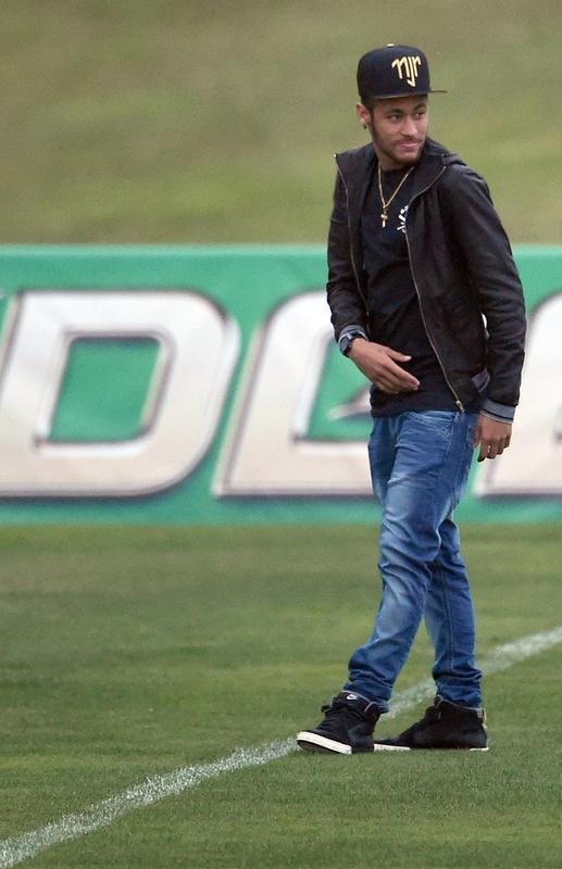 Imagens do reencontro de Neymar com companheiros da Seleo