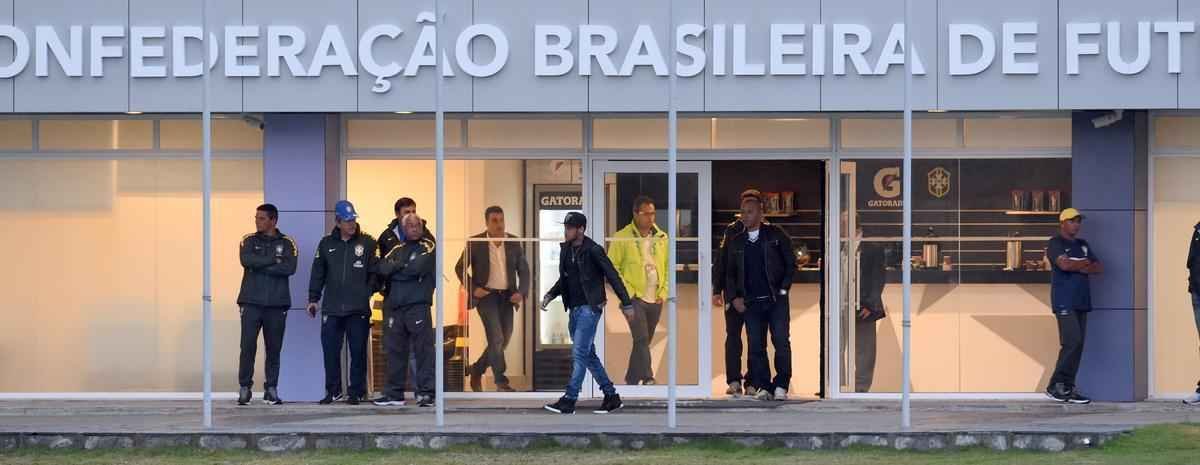 Imagens do reencontro de Neymar com companheiros da Seleo