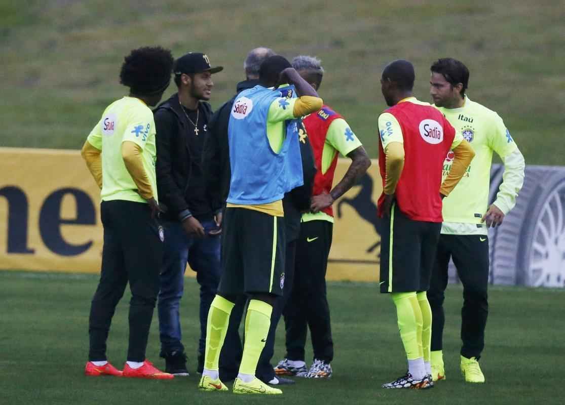 Imagens do reencontro de Neymar com companheiros da Seleo