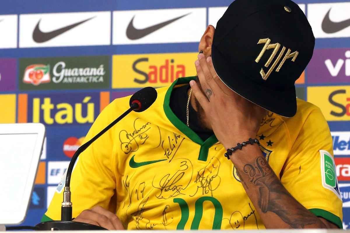 Reaes de Neymar durante entrevista coletiva concedida nesta quinta-feira, na Granja Comary