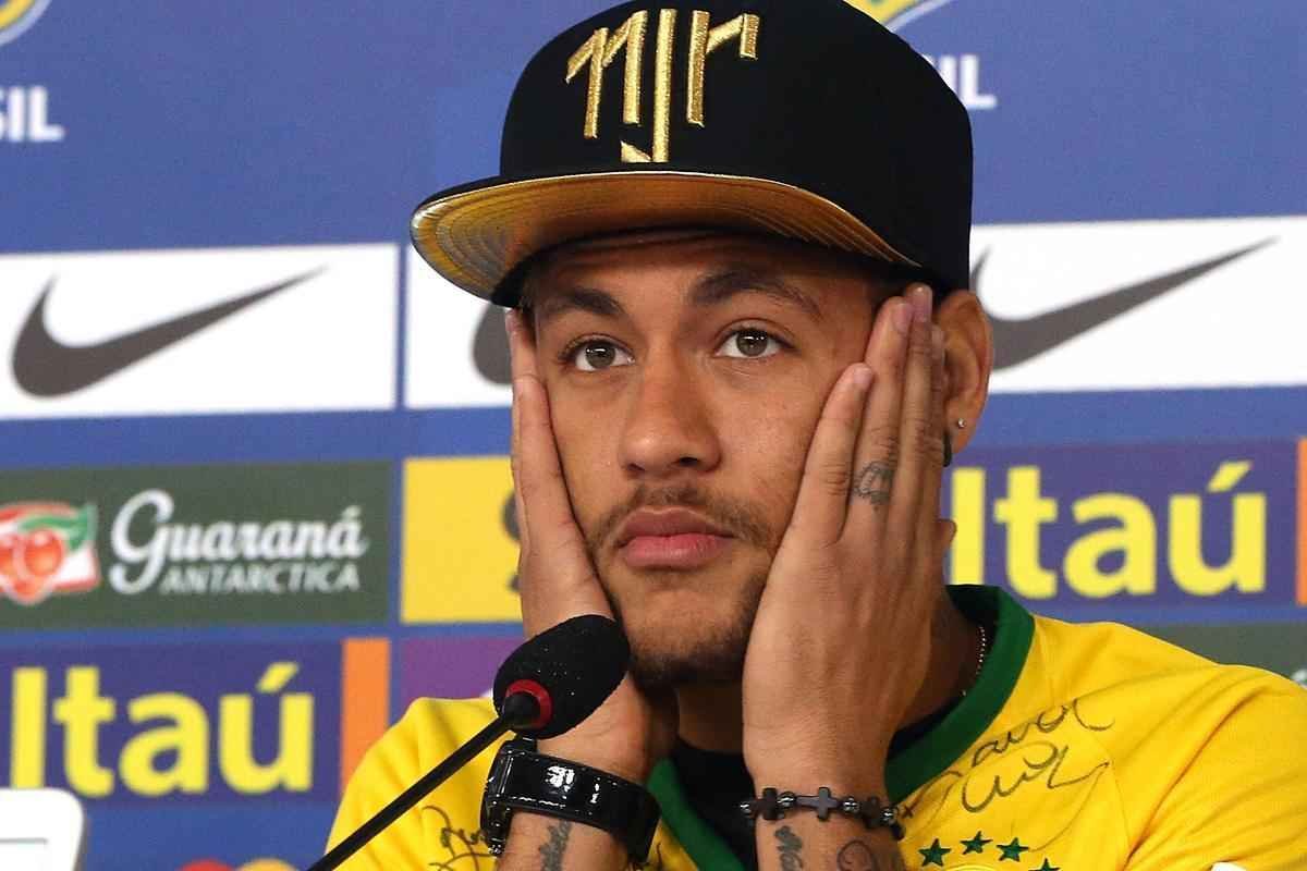 Reaes de Neymar durante entrevista coletiva concedida nesta quinta-feira, na Granja Comary