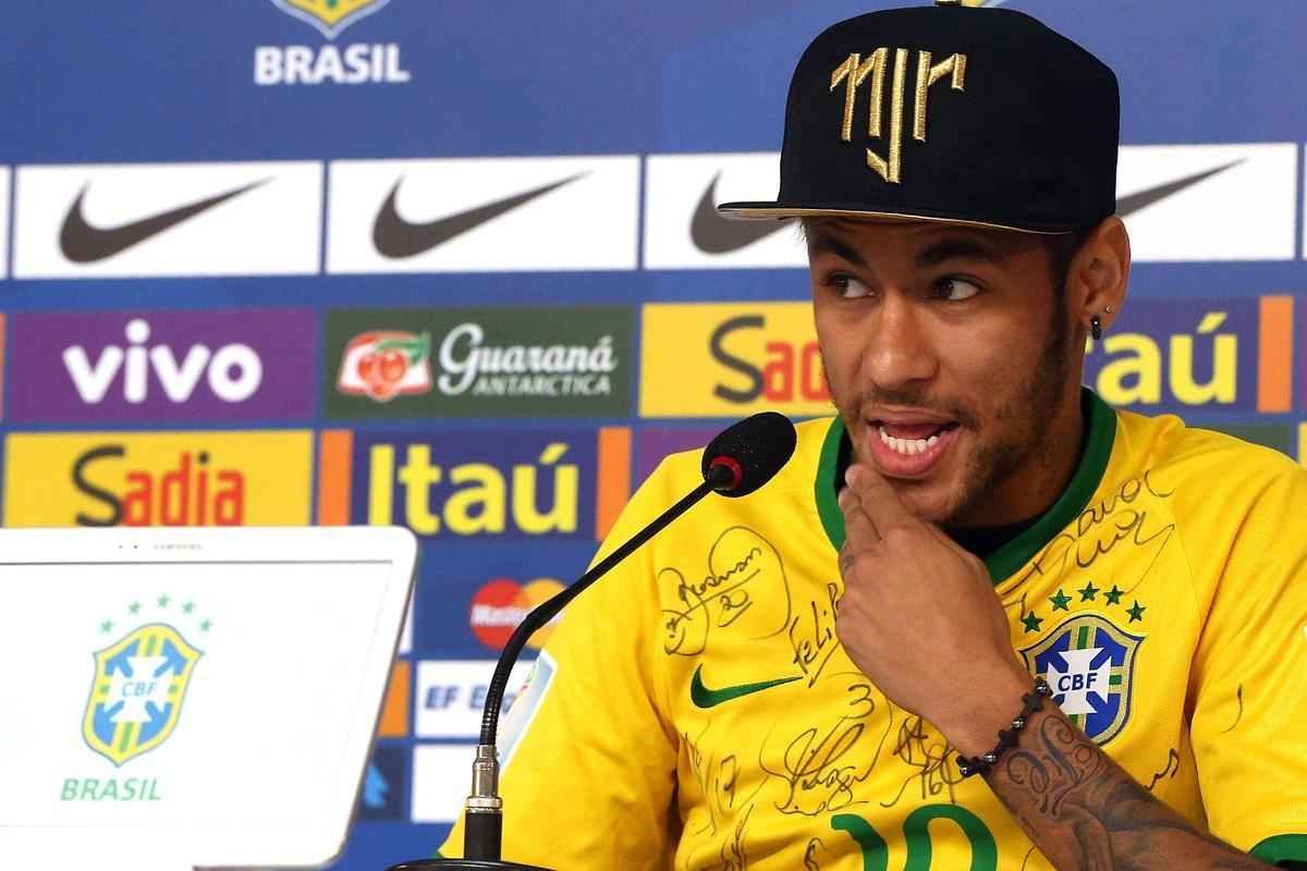 Reaes de Neymar durante entrevista coletiva concedida nesta quinta-feira, na Granja Comary