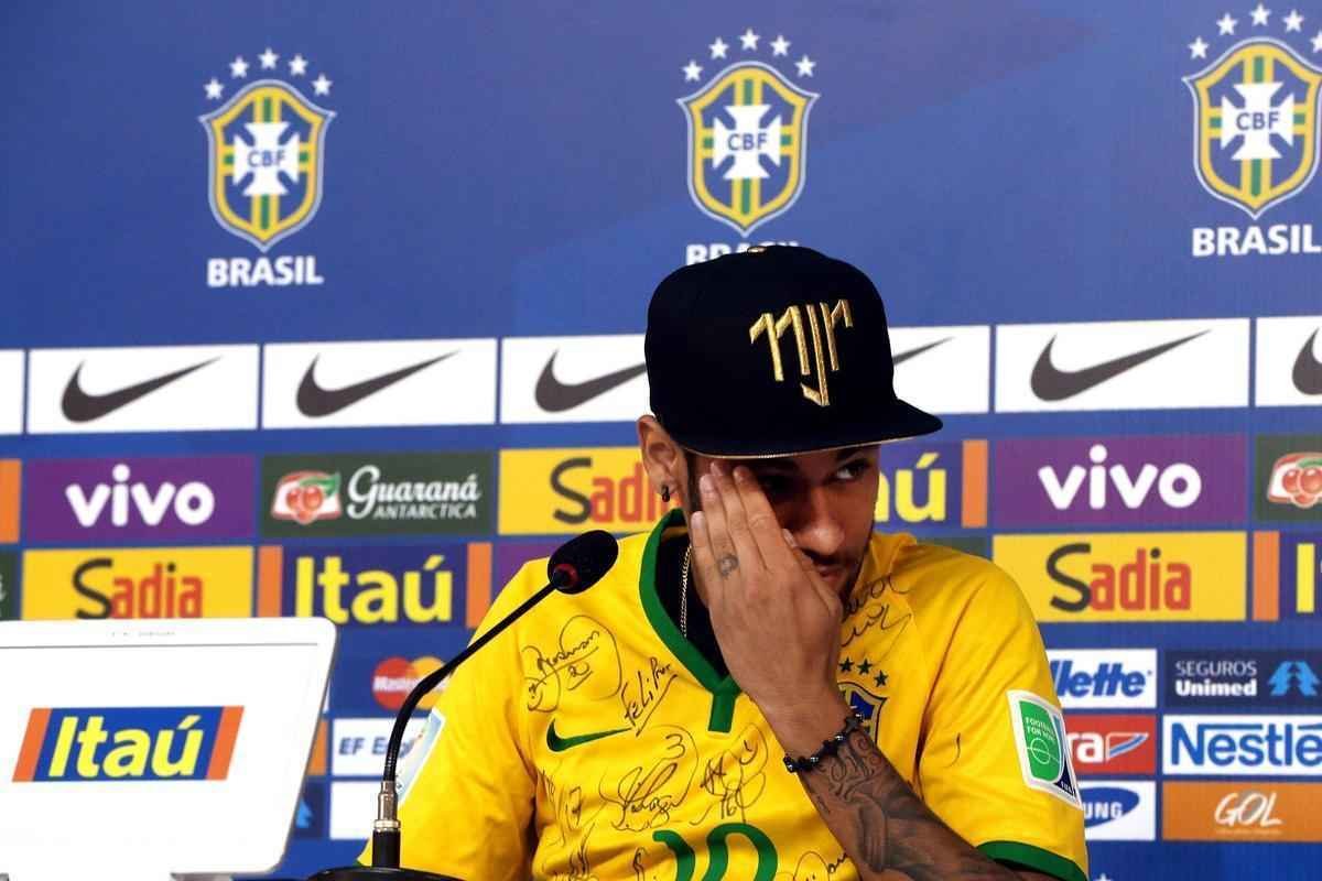 Reaes de Neymar durante entrevista coletiva concedida nesta quinta-feira, na Granja Comary