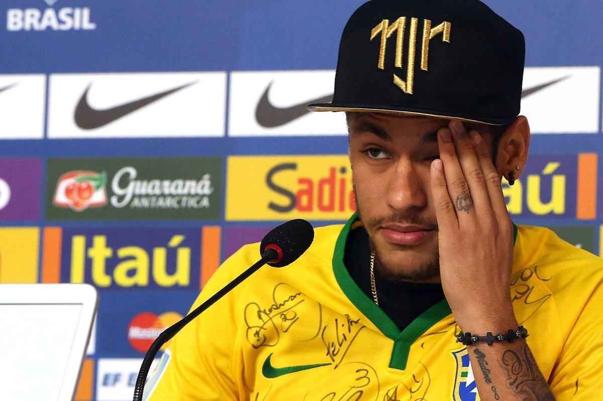 Reaes de Neymar durante entrevista coletiva concedida nesta quinta-feira, na Granja Comary