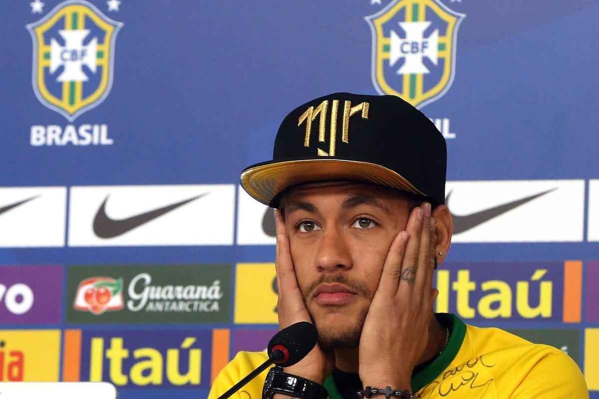 Reaes de Neymar durante entrevista coletiva concedida nesta quinta-feira, na Granja Comary