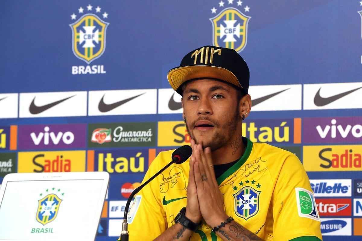 Reaes de Neymar durante entrevista coletiva concedida nesta quinta-feira, na Granja Comary