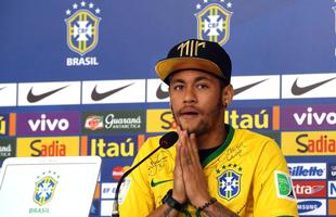 Reaes de Neymar durante entrevista coletiva concedida nesta quinta-feira, na Granja Comary
