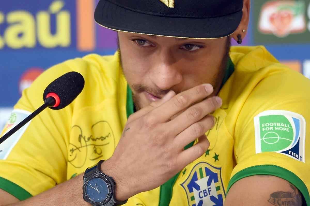 Reaes de Neymar durante entrevista coletiva concedida nesta quinta-feira, na Granja Comary
