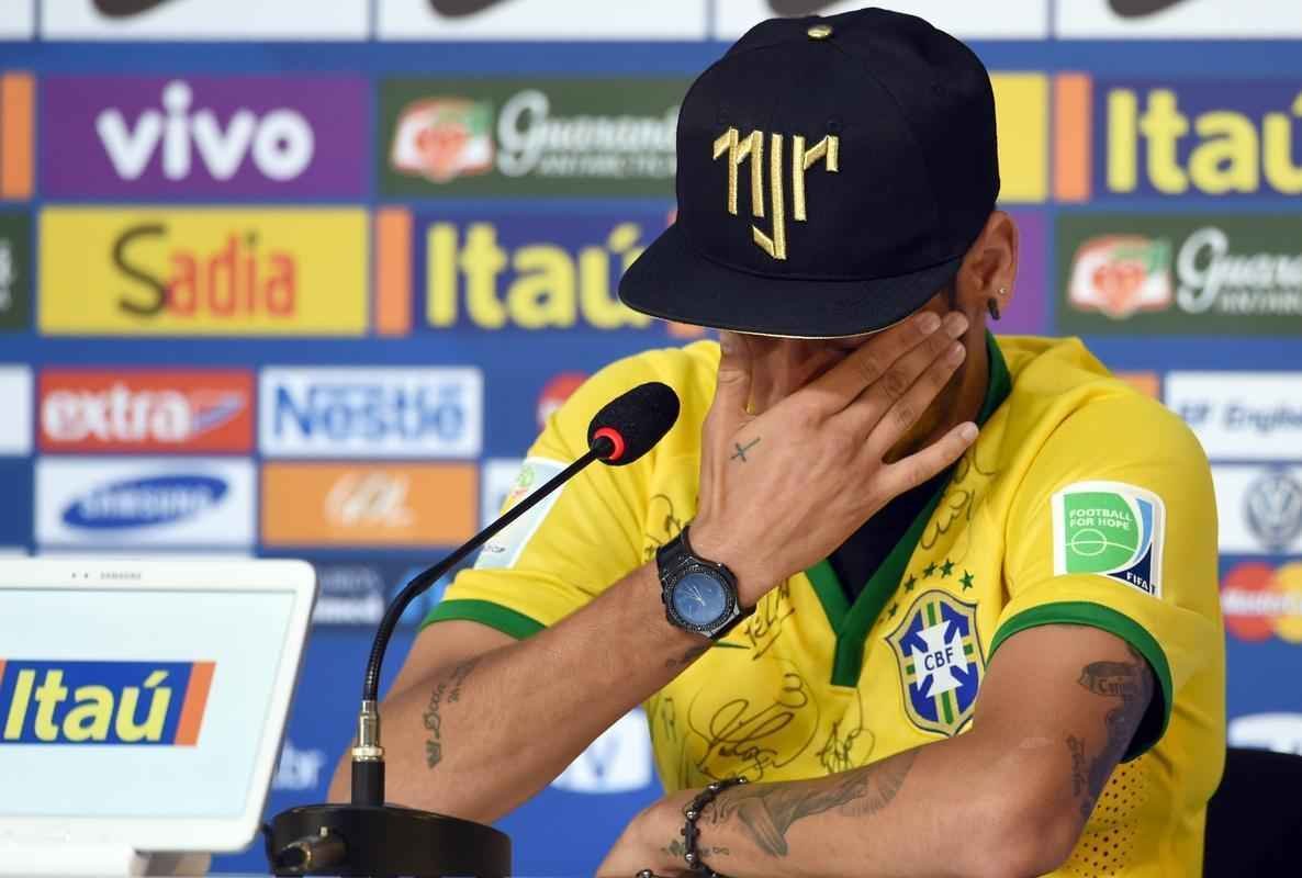 Reaes de Neymar durante entrevista coletiva concedida nesta quinta-feira, na Granja Comary
