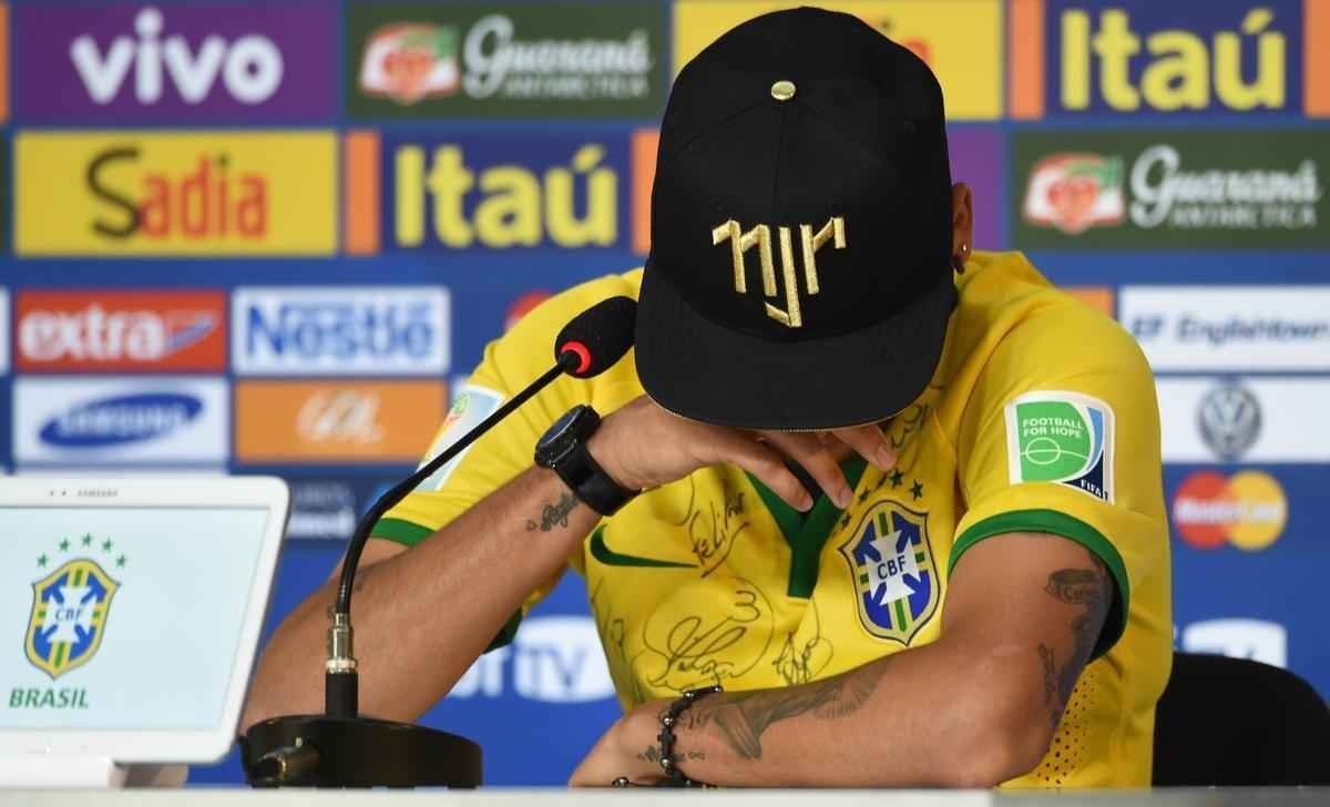 Reaes de Neymar durante entrevista coletiva concedida nesta quinta-feira, na Granja Comary