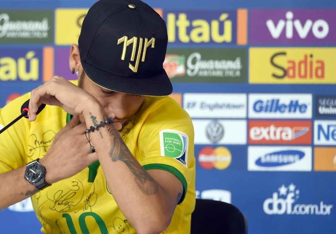 Reaes de Neymar durante entrevista coletiva concedida nesta quinta-feira, na Granja Comary